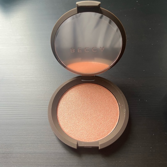 Becca Rose Gold Highlighter - Picture 2 of 3